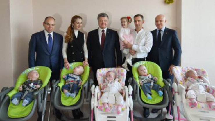 В Одессе Порошенко подарил микроавтобус многодетной семье 