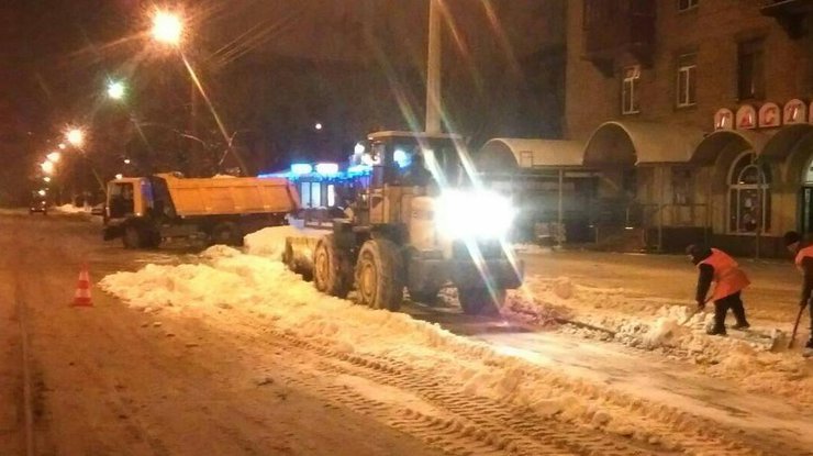 С киевских дорог за сутки вывезли 6,3 т снега