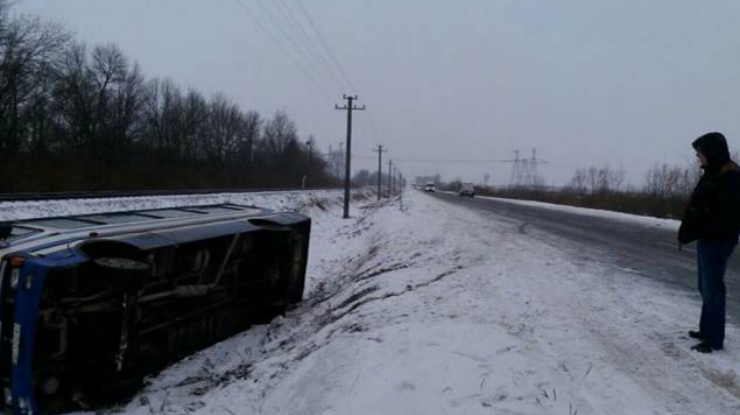 Во Львовской области перевернулась маршрутка с пассажирами 