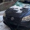 В центре Киева глыба льда разбила два автомобиля (фото)