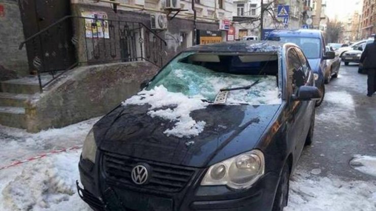 В центре Киева глыба льда разбила два автомобиля