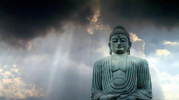 В Китае из водоема возникла древняя статуя Будды (фото: binary-options-club.com)