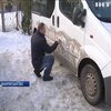 В Ужгороді чоловік розфарбував свій мікроавтобус брудом 