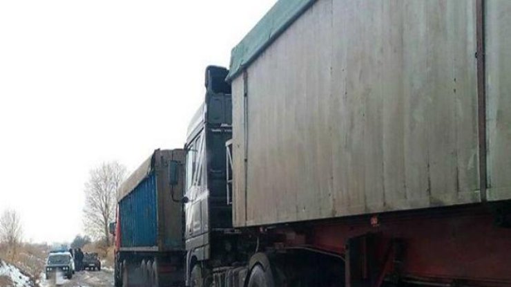 На трассе Киев-Чоп задержали грузовики со львовским мусором (фото: informat.com.ua)