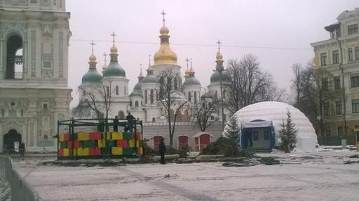 В Киеве демонтировали главную елку страны 