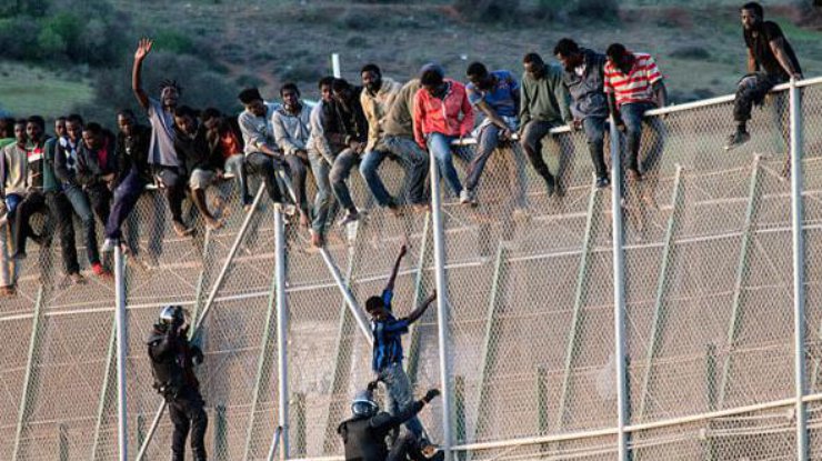 Тысяча мигрантов пытались прорваться в анклав Испании, есть пострадавшие 