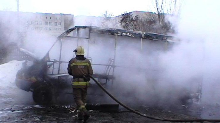 В Сумах в маршрутке вспыхнуло пламя (фото: sumy.dsns.gov.ua)