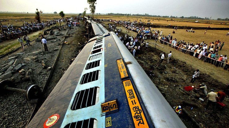 В Индии поезд сошел с рельсов: погибли 13 человек 