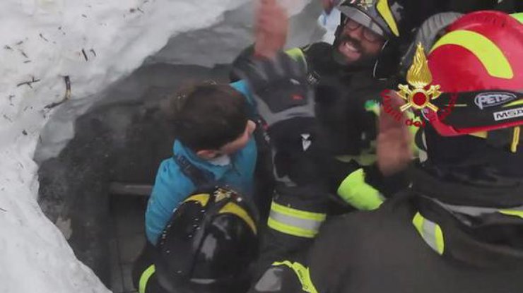 В накрытом лавиной отеле в Италии спасли еще четверых человек