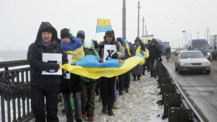 День соборности: активисты соединили берега Днепра "живой цепью"