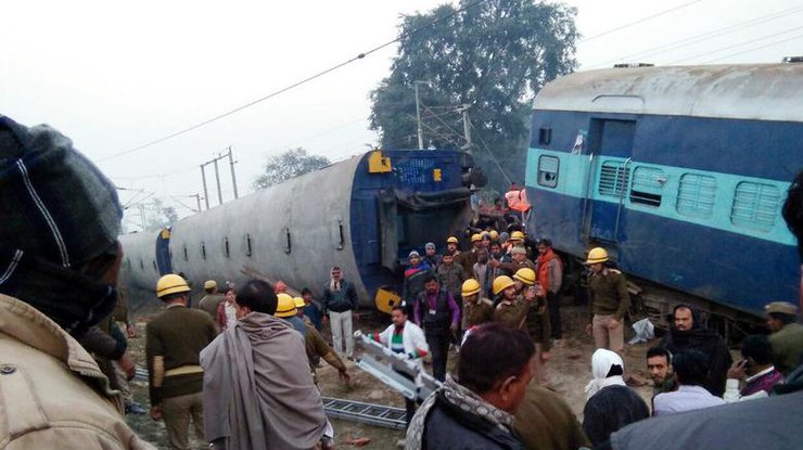 Катастрофа на железной дороге в Индии: количество погибших возросло до 26