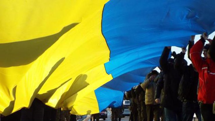 На линии фронта в АТО развернули огромный флаг Украины