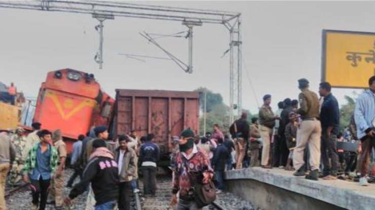 В Индии поезд сошел с рельсов, погибли 36 человек
