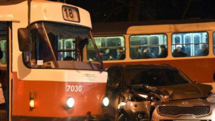 В Одессе трамвай слетел с рельсов и разбил 5 автомобилей 