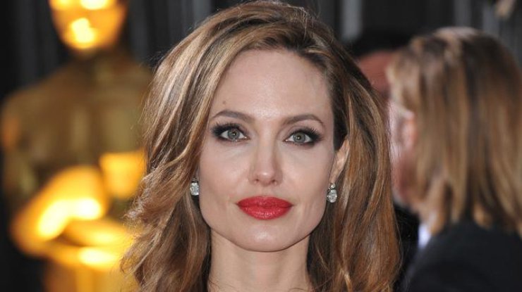 Анджелина Джоли сняла одежду ради рекламы