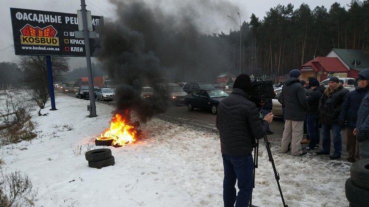 Часть автовладельцев продолжает пикетировать въезд. Фото: facebook.com