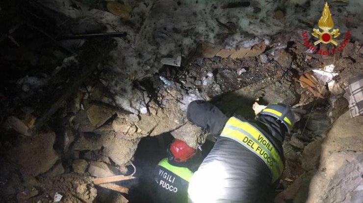 В Италии спасатели продолжают доставать тела из-под завалов 