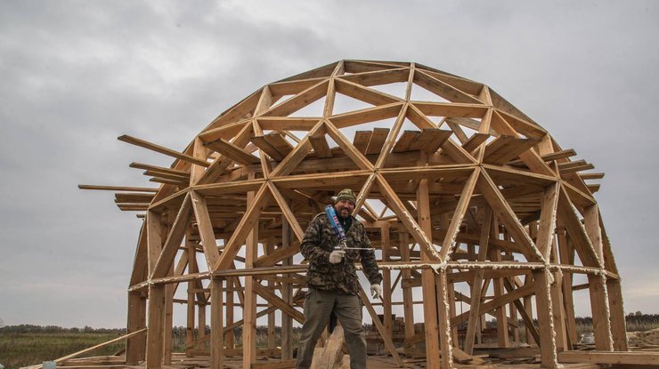 Под Киевом переселенцы строят уникальный дом для участника АТО
