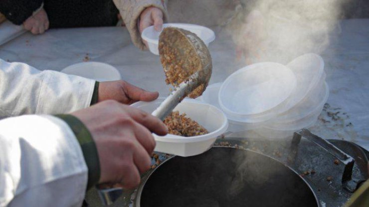 Бои в Авдеевке: военные разворачивают полевые кухни и палатки для обогрева 