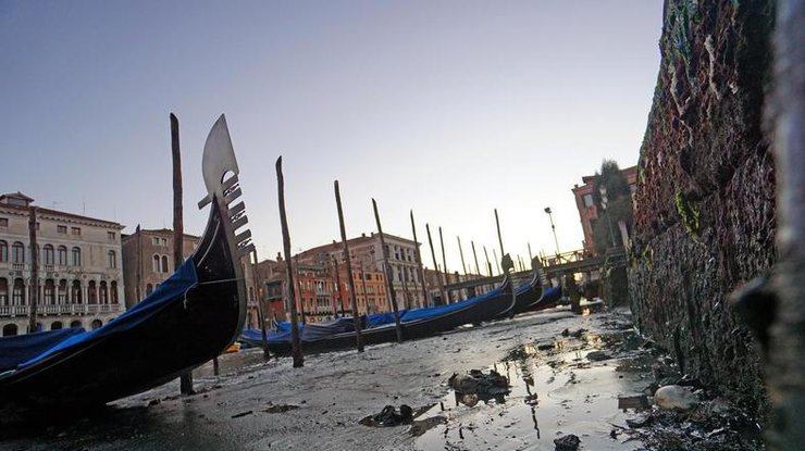 В Венеции знаменитые каналы превратились в ручьи 