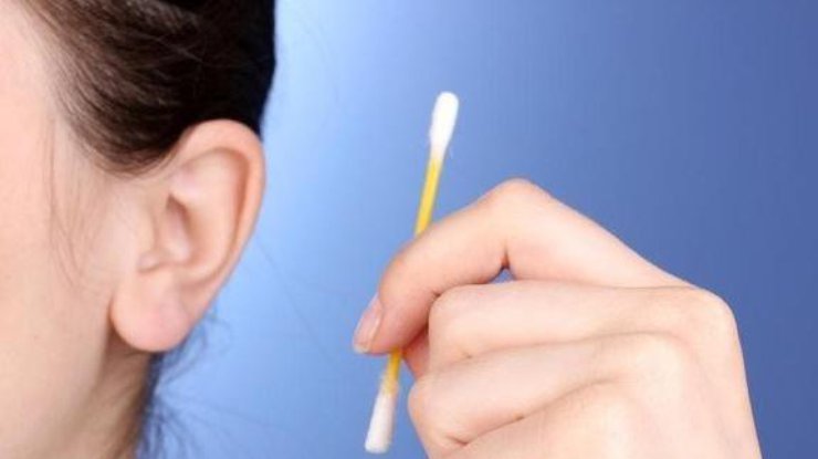 Ученые призывают отказаться от чистки ушей палочками (фото: mag.103.by)