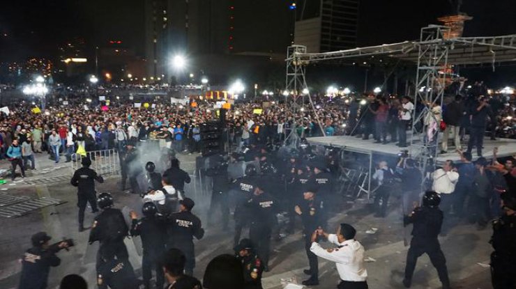В Мексике задерживают протестующих против действий властей 