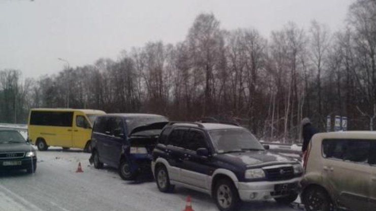 В Житомирской области столкнулись сразу 14 авто из-за снегопада. Фото: Житомир.today