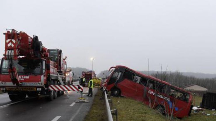 Во Франции автобус с португальцами слетел в кювет. Фото:  Le Figaro