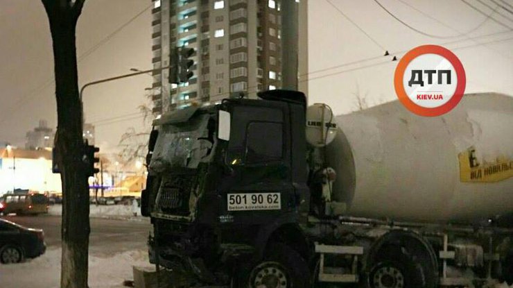 Пьяное ДТП в Киеве: бетоновоз протаранил легковые автомобили 