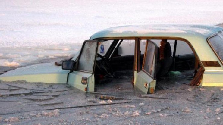 В Днепре два автомобиля провалились под лед (фото: fanatbaikala.livejournal.com)