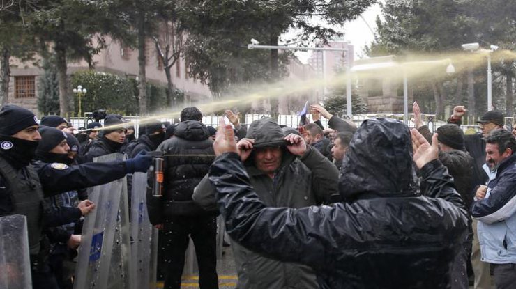 В Турции силой разогнали массовую акцию против Эрдогана 