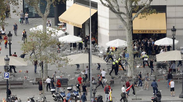 Люди начали драться и бросать друг в друга стулья на центральной площади Барселоны