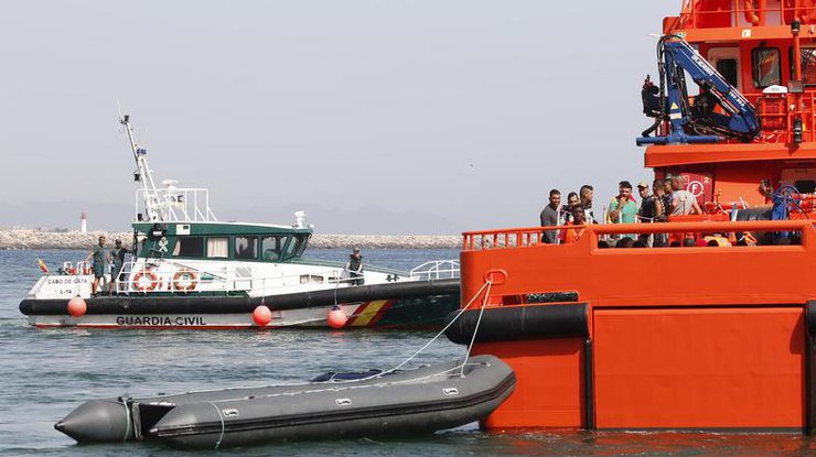 Столкновение корабля с лодкой мигрантов: спасатели обнаружили тела 16 человек