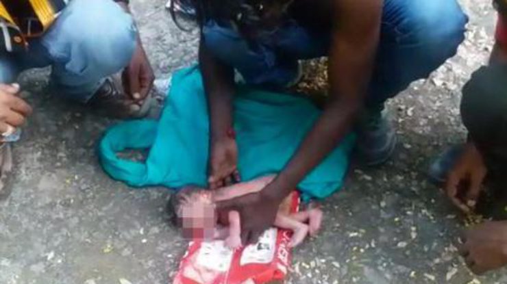 В настоящий момент новорожденная девочка проходит лечение в больнице в Бхопале