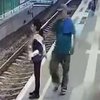 В Гонконге мужчина толкнул женщину под поезд (видео)