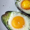 Что приготовить на завтрак: рецепт яичницы в авокадо  