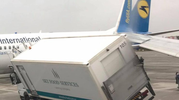 В киевском международном аэропорту "Борисполь" грузовик зацепил крыло самолета
