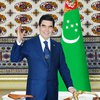 Президенту Туркменистана вручили необычный подарок (фото)