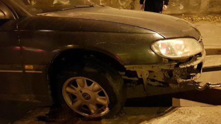 В Киеве водитель остался без колес из-за люка 