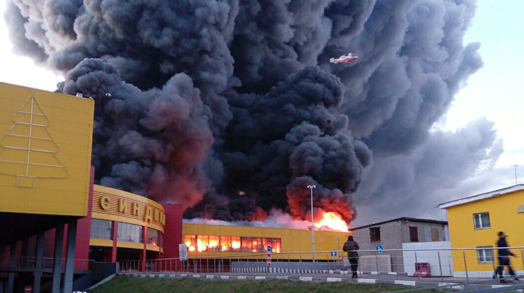 В Москве сгорел торговый центр, есть пострадавшие 