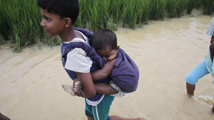 Мусульмане-рохинджа массово бегут из Мьянмы