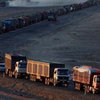 В пустыне Гоби образовалась 130-километровая пробка из грузовиков (фото)