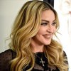 Экономкласс и без макияжа: Мадонна удивила пассажиров самолета (фото) 