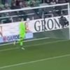 Автогол сезона: футболист поразил собственные ворота с 40 метров (видео)
