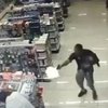 Рискуя жизнью: полицейский с ребенком на руках застрелил грабителей (видео)