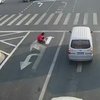 Автолюбитель креативно избежал пробок на дороге (видео) 