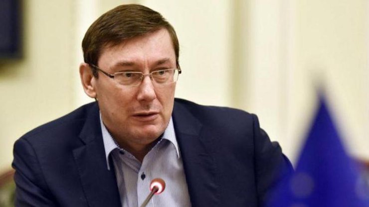 "Сейчас дело разваливают исключительно политизацией этого дела", - заявил Луценко