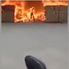 Жуткие кадры: горящий человек выбежал из пожара (видео)