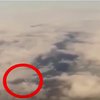 Пассажир снял на видео летящее рядом с самолетом НЛО (видео)