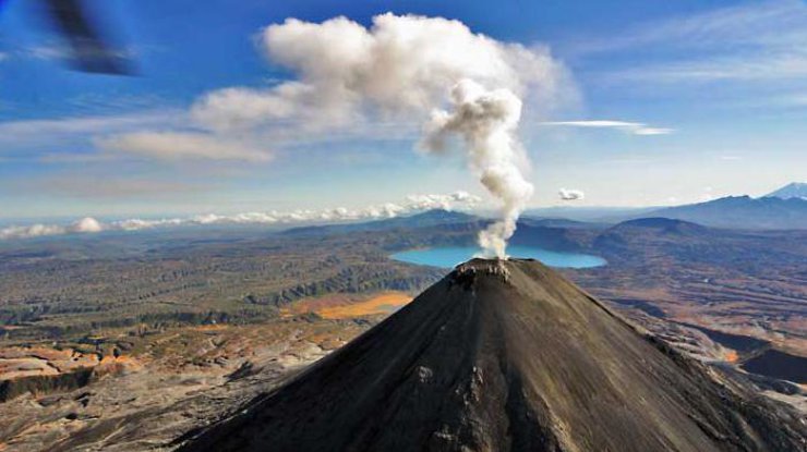 На Камчатке проснулся вулкан Карымский 